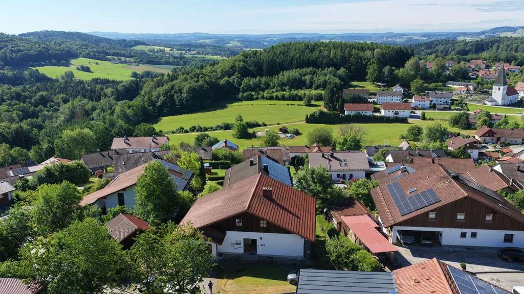 Immobilie in Fürstenstein - Großzügiges Einfamilienhaus mit traumhaftem Fernblick, XXL-Balkon, großer Terrasse und Ausbaureserve - Bild 1