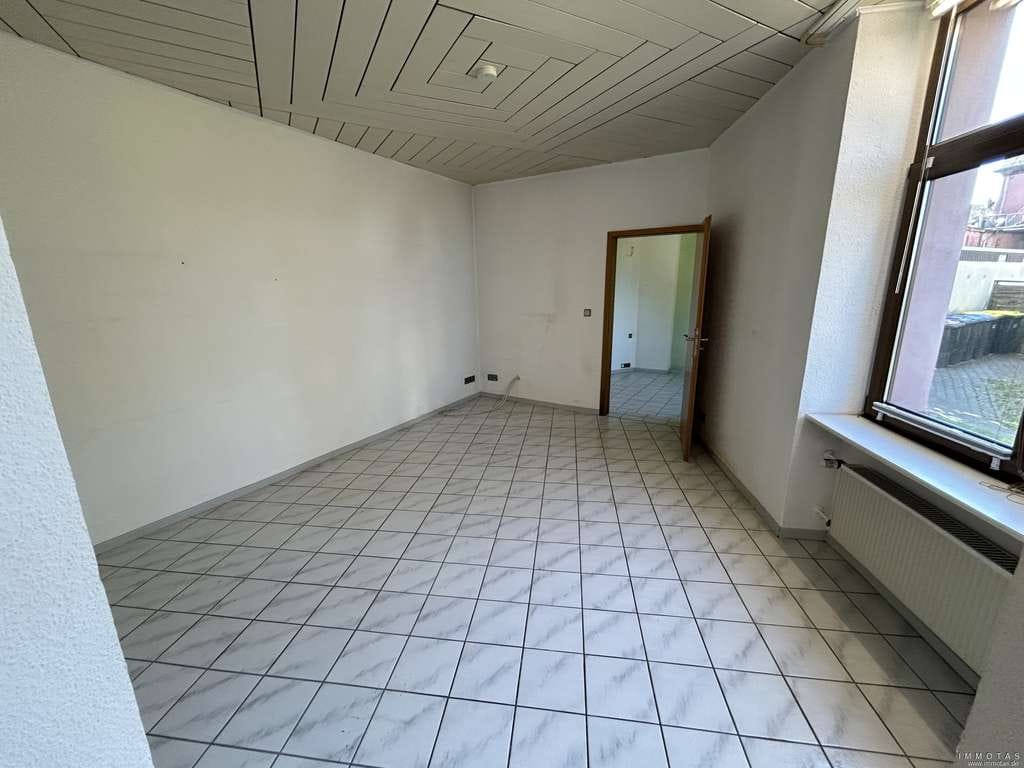 Immobilie in Bendorf - Solide 2-ZKB-Eigentumswohnung in Bendorf – EG, bezugsfrei, mit Einbauküche - Bild 2