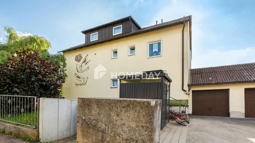 Immobilie in Parsberg - Gepflegtes Mehrfamilienhaus mit stabilen Mieteinnahmen und großem Grundstück 
 - Bild 1