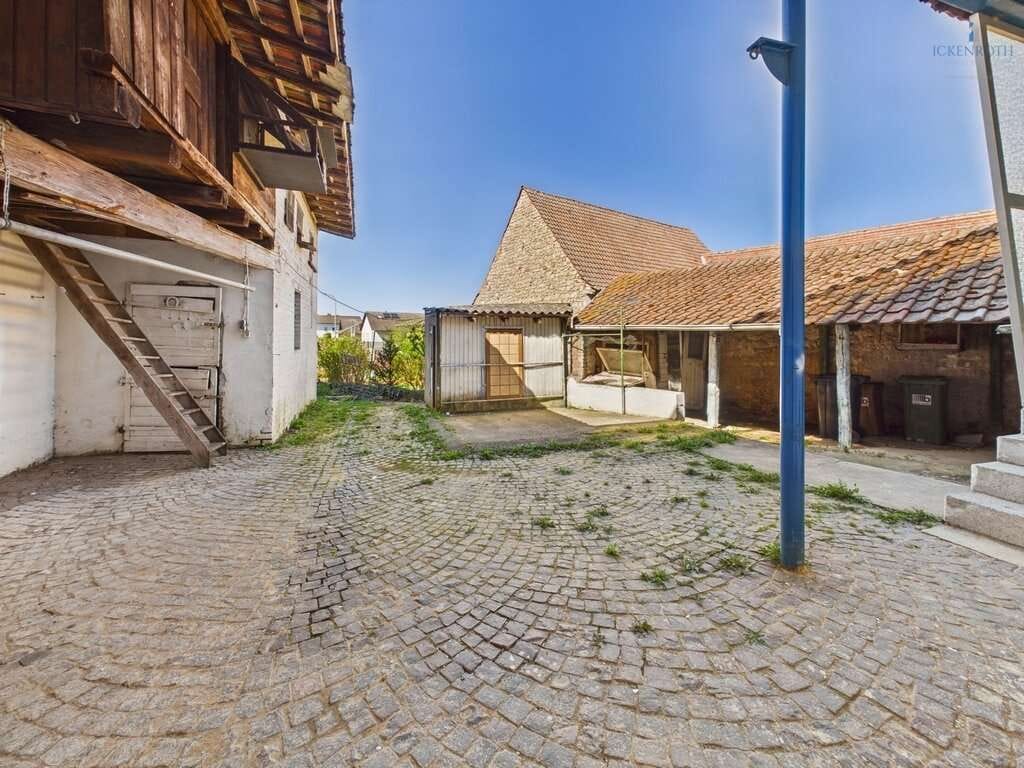 Immobilie in Göllheim - **Sanierungsbedürftiges 1-2 FH (ca. 161m²) mit Innenhof, gr. Garage, uvm. - zentrale Lage!** - Bild 1