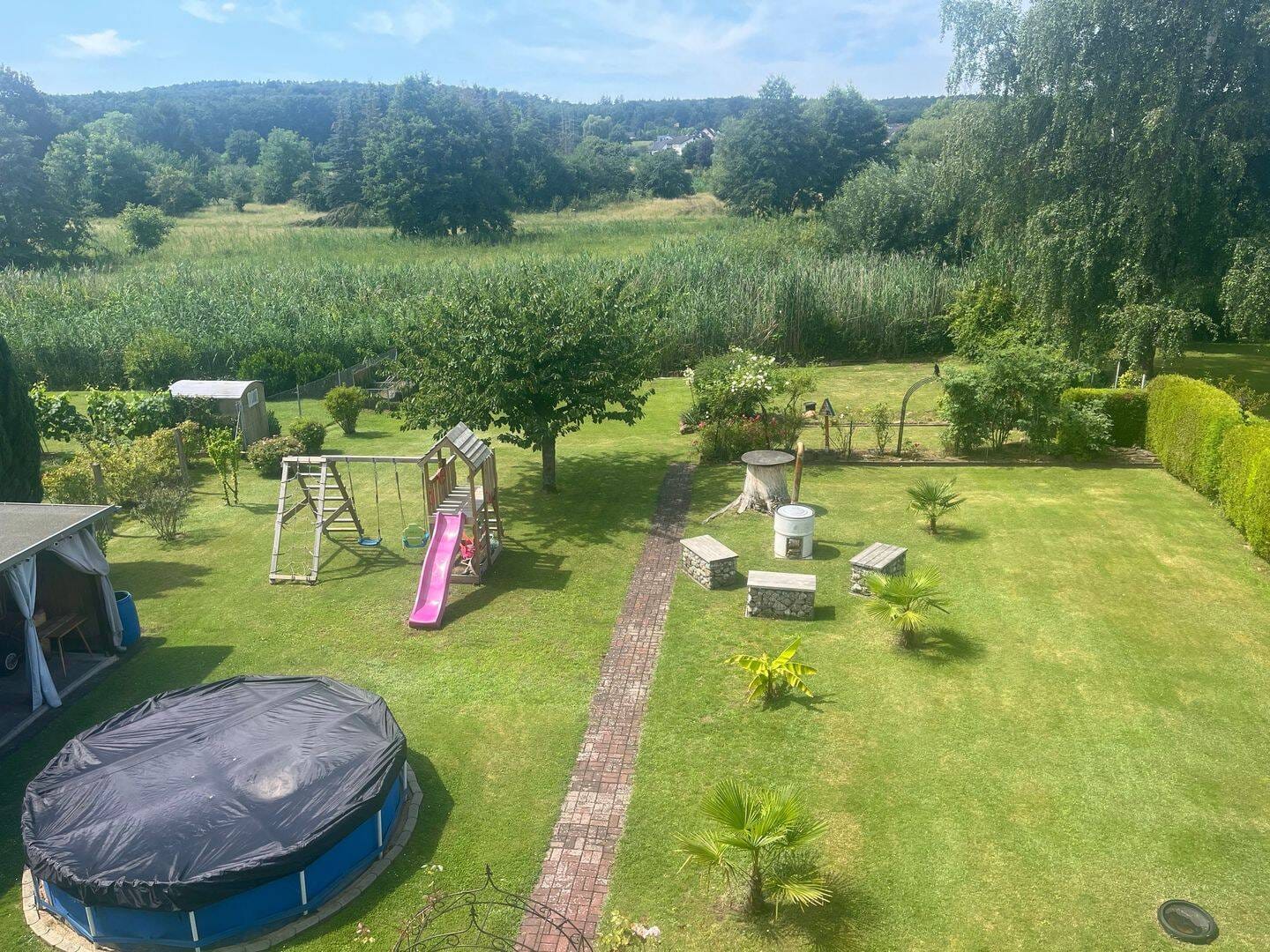 Immobilie in Hasselroth - ZWEIFAMILIENHAUS AN WIESEN – LEBEN IN UND MIT DER NATUR! GROSSZÜGIGES WOHNEN – ARBEITEN – FREIZEIT IM WUNDERSCHÖNEN GARTENBEREICH - Bild 2