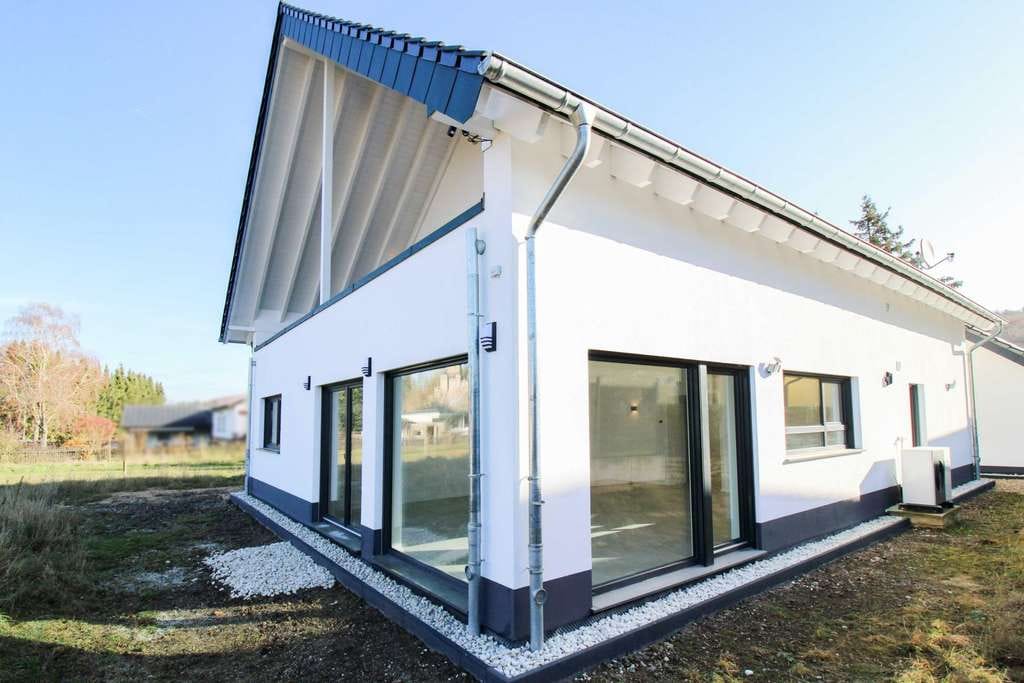 Immobilie in Kerpen (Eifel) - Erstbezug - Freistehendes Einfamilienhaus mit Einliegerwohnung mit Blick auf die Burg Kerpen - Bild 0