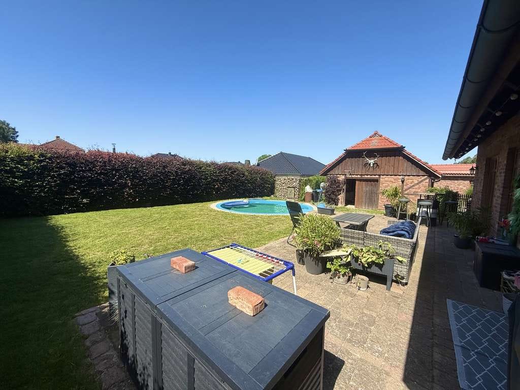 Immobilie in Neukloster - Modernes Einfamilienhaus mit Bungalow, Pool und großzügigem Grundstück in ruhiger Wohnlage...!!! - Bild 4