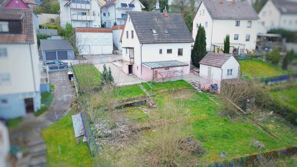 Immobilie in Cleebronn - Ihr neues Familienglück: Einfamilienhaus mit viel Potenzial in naturnaher Lage - Bild 1