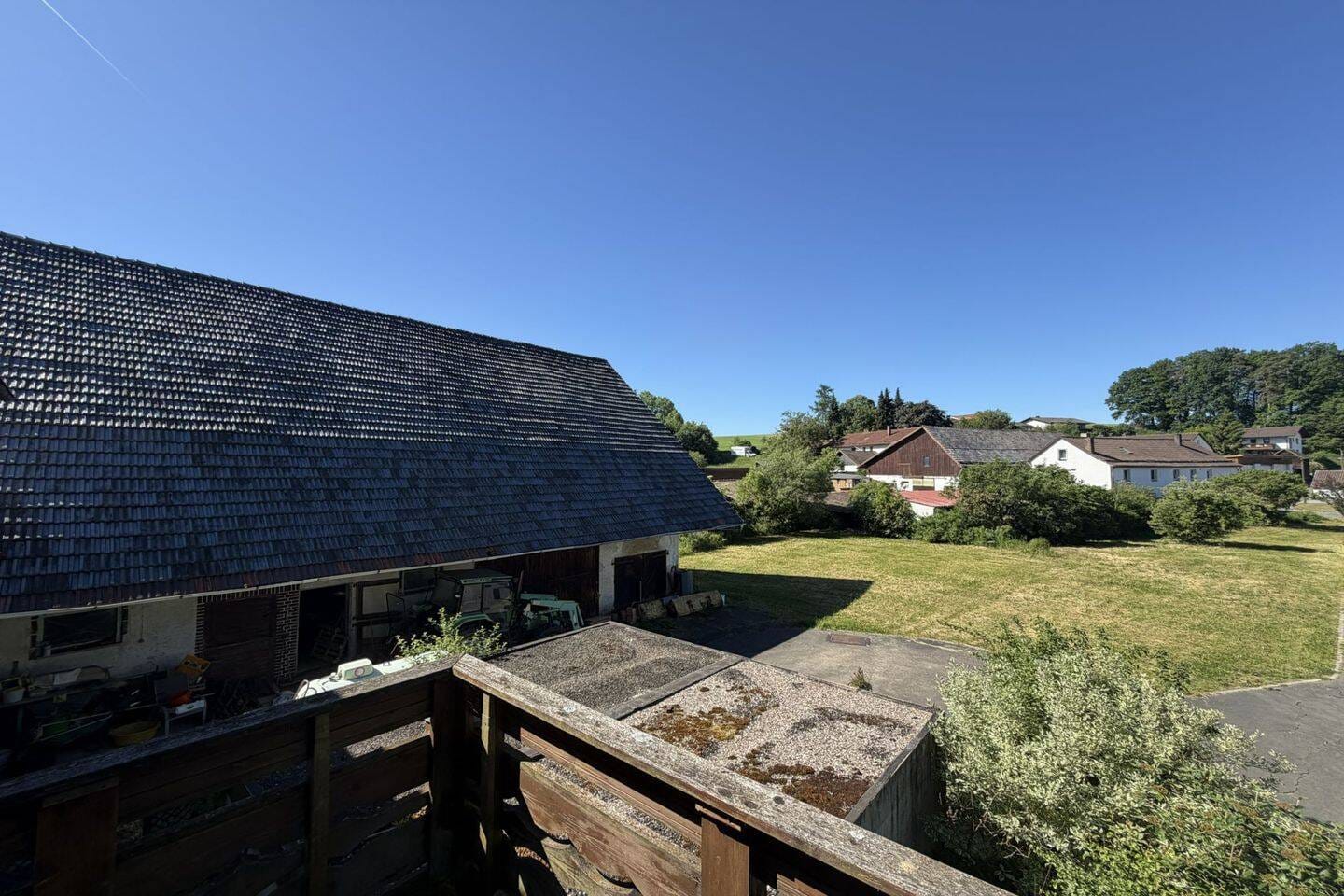 Immobilie in Rödental - Freistehendes Bauernhaus mit großer Scheune und enormem Entwicklungsspielraum - Bild 1