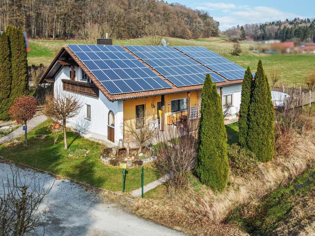 Immobilie in Ortenburg - Familienhaus in Ruhelage mit über 3.000 m² Grund! - Bild 0