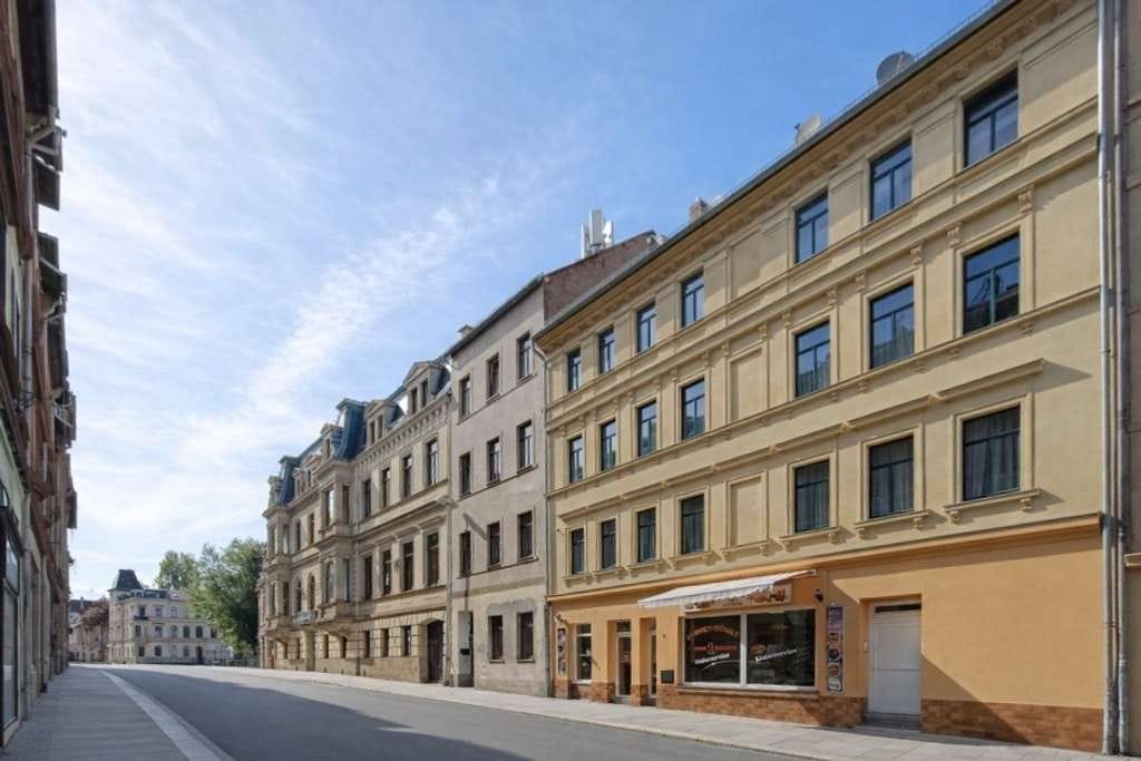 Immobilie in Altenburg - Charmantes Mehrfamilienhaus in Altenburg mit Garten und klarer Vermietungsperspektive - Bild 1