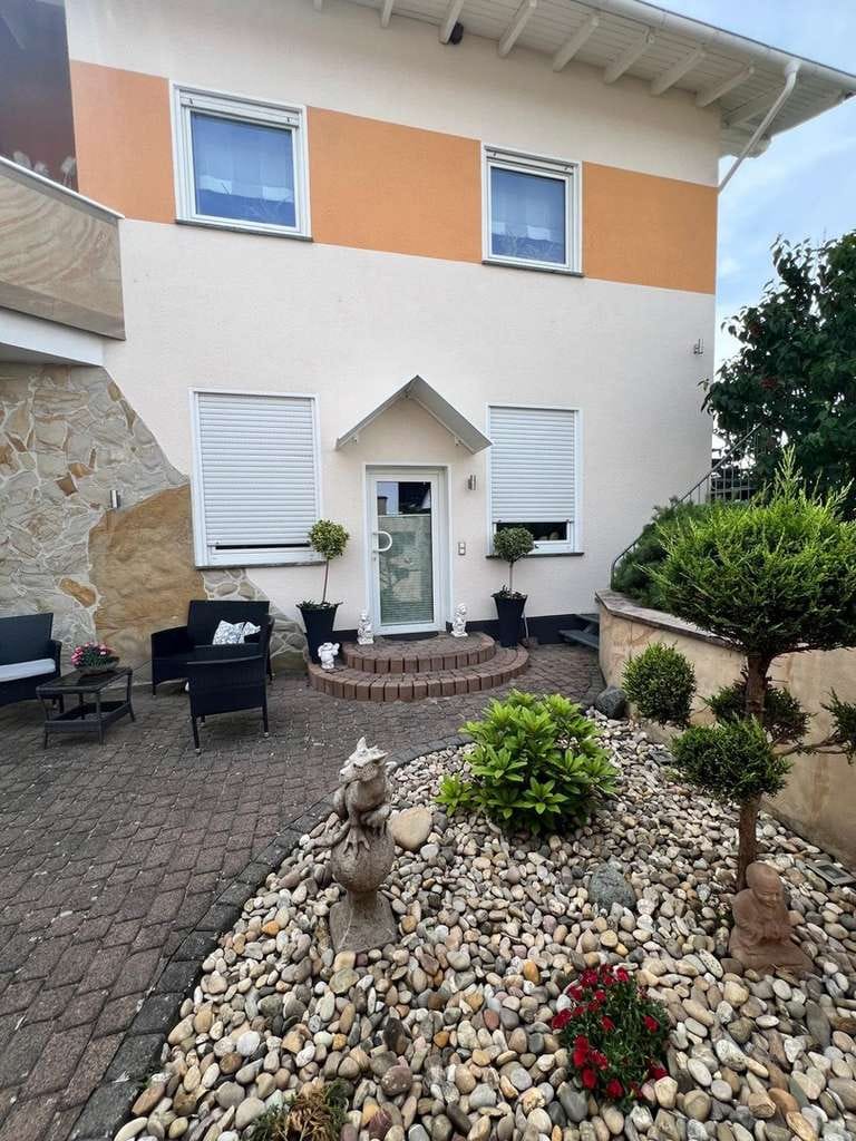 Immobilie in Mainhausen - Mehrgenerationenhaus mit zwei Wohneinheiten, Garten und Pool - Bild 0