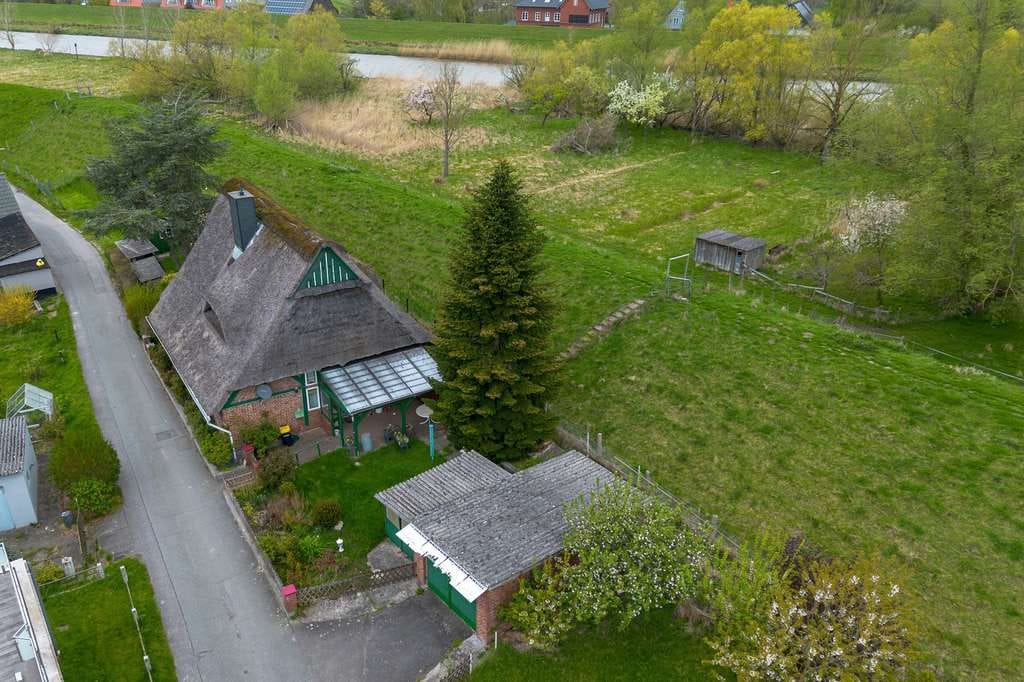 Immobilie in Moorrege - Wo Reet, Wasser und Weite sich begegnen – historische Kate mit großem Deichland sucht neue Entdec - Bild 2