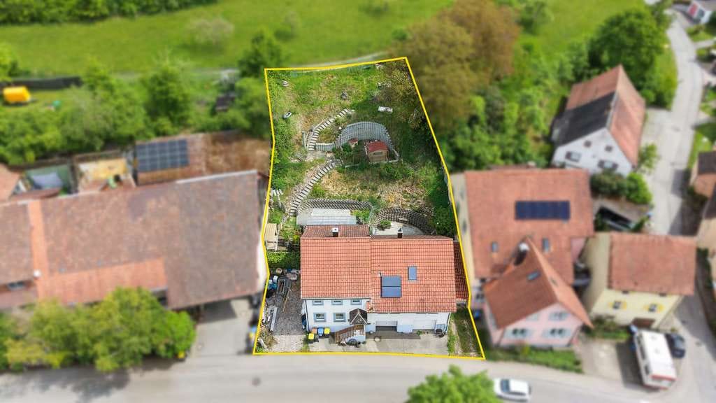 Immobilie in Engen - Charmantes Wohnhaus mit vielseitigen Ausbaureserven, großem Hanggrundstück und drei Garagen - Bild 1
