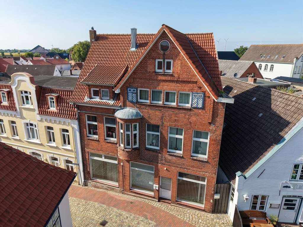 Immobilie in Wesselburen - Ein Stück Wesselburener Baugeschichte: Denkmalgeschütztes Wohn- und Geschäftshaus am Markt - Bild 0