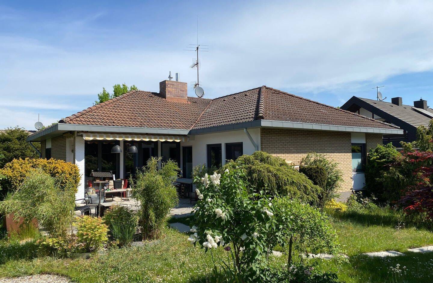 Immobilie in Langensendelbach - Freistehender Walmdachbungalow mit Garage - Bild 0
