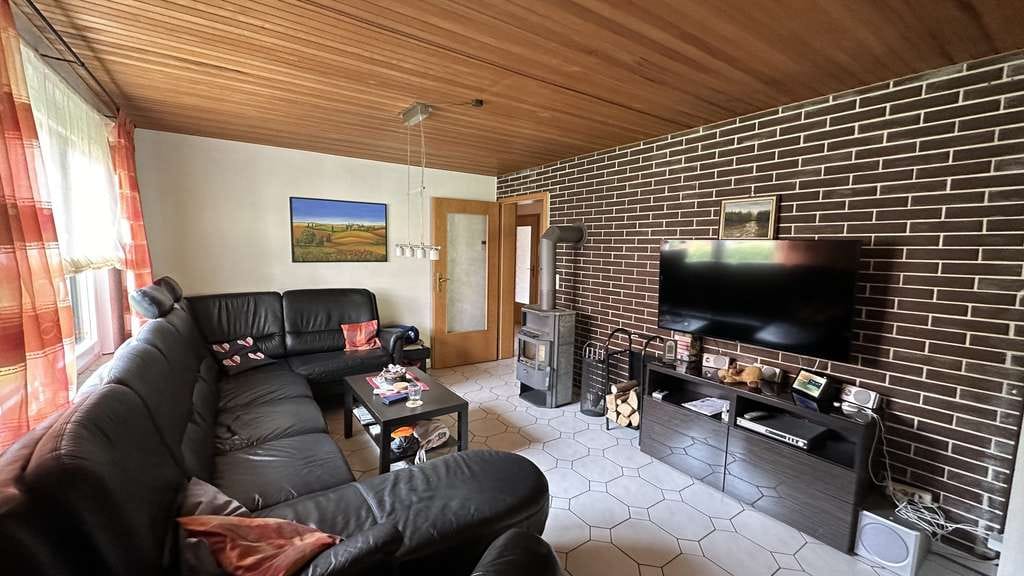 Immobilie in Hahausen - Modernisiertes 10-Zimmer Haus in Hahausen mit Garten und Garage - Bild 3