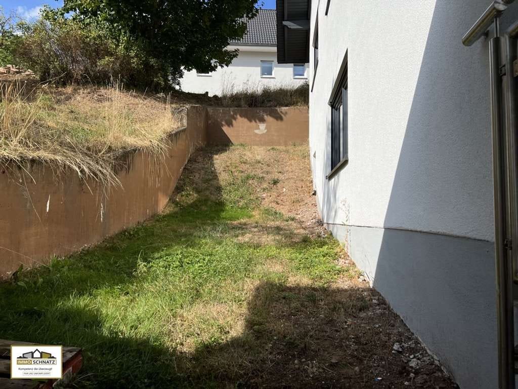 Immobilie in Sulzbach am Main - Komplett renovierte 3-Zimmer-Wohnung im EG mit Balkon und kleinem Garten - Bild 1