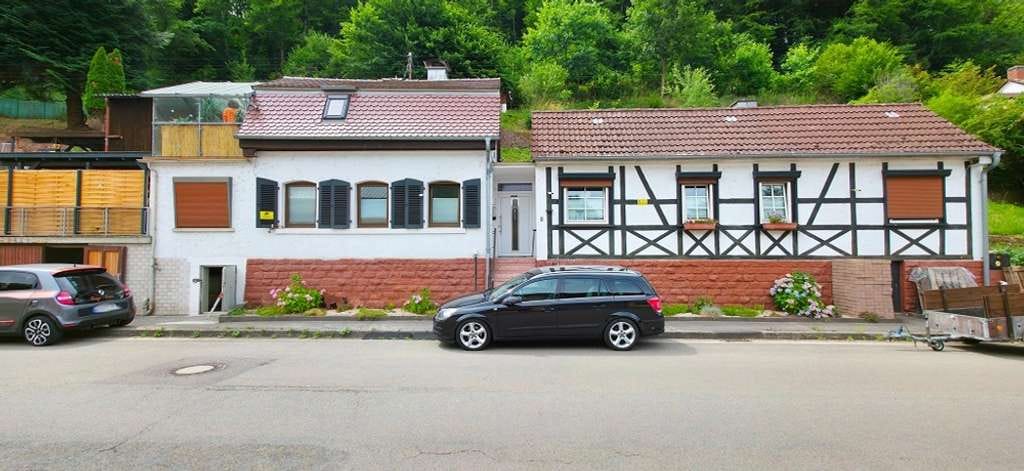 Immobilie in Esthal - Einzugsbereites Familien- oder Ferienhaus mit schönem Garten und top Freizeitangeboten in Waldlage - Bild 0