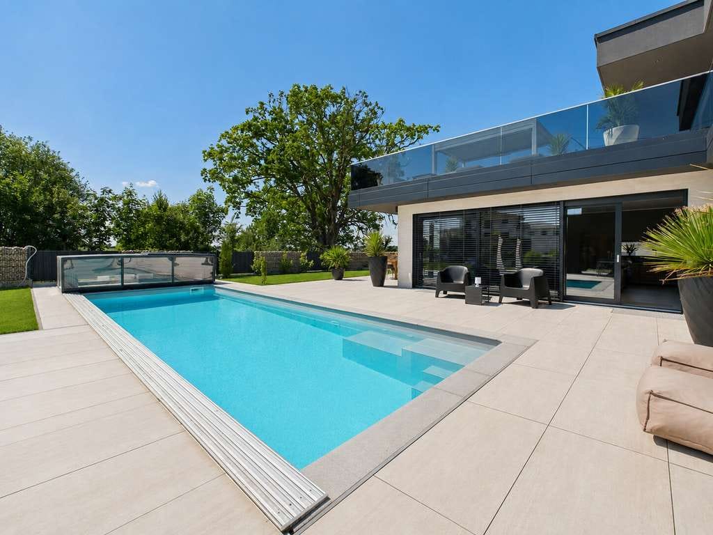 Immobilie in Altfraunhofen - Architektenvilla mit Pool, Wellness und Panorama – luxuriöses Wohnen mit besonderem Lebensgefühl - Bild 2