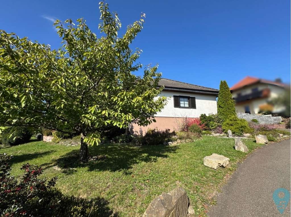 Immobilie in Hennweiler - Ruhe, Komfort & Natur in Hennweiler: Gepflegtes EFH im Landhausstil mit Kamin & Doppelgarage - Bild 1