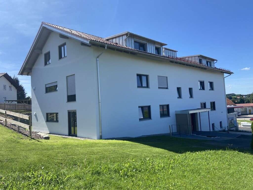 Immobilie in Altusried - Großzügige 3-Zimmer-Erdgeschosswohnung mit Südwest-Terrasse und schönem Garten - Bild 1
