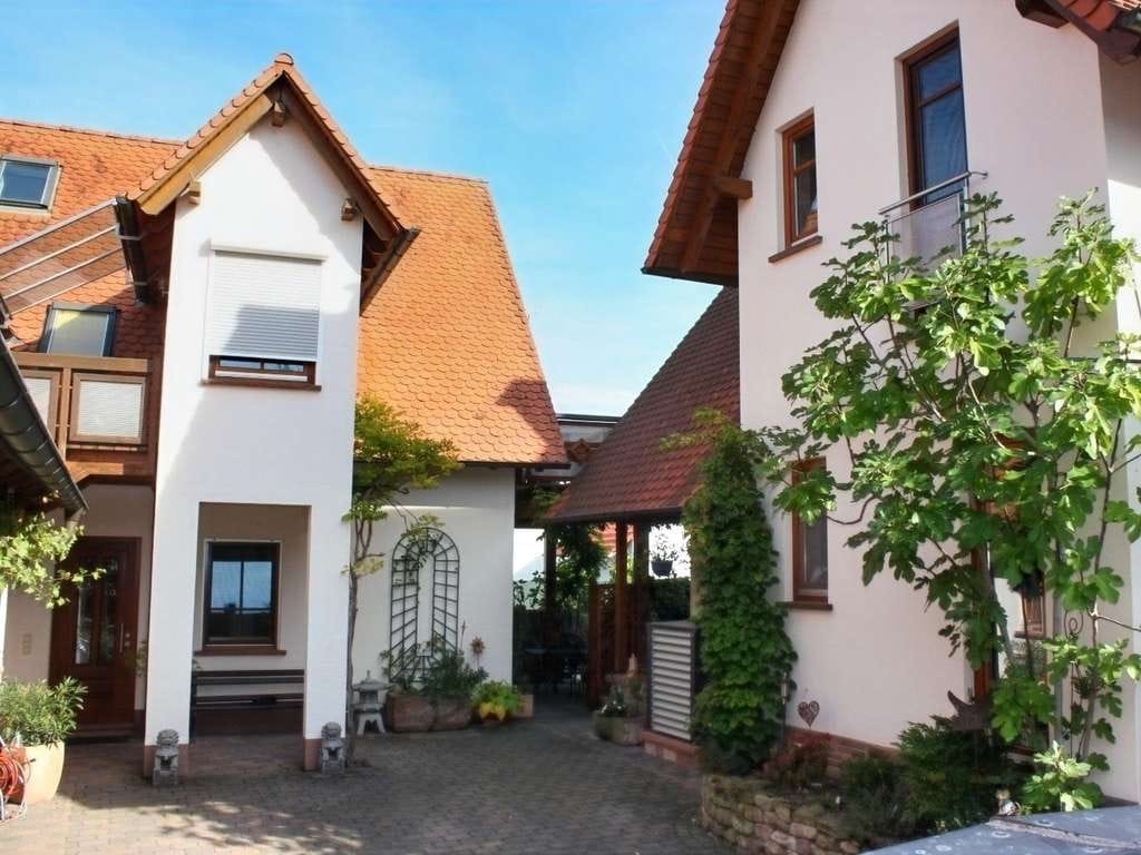 Immobilie in Gommersheim - Ehemaliger Dreiseitenhof – Mediterranes Wohnen in großzügigem Haupthaus & zwei weiteren Wohnungen - Bild 4