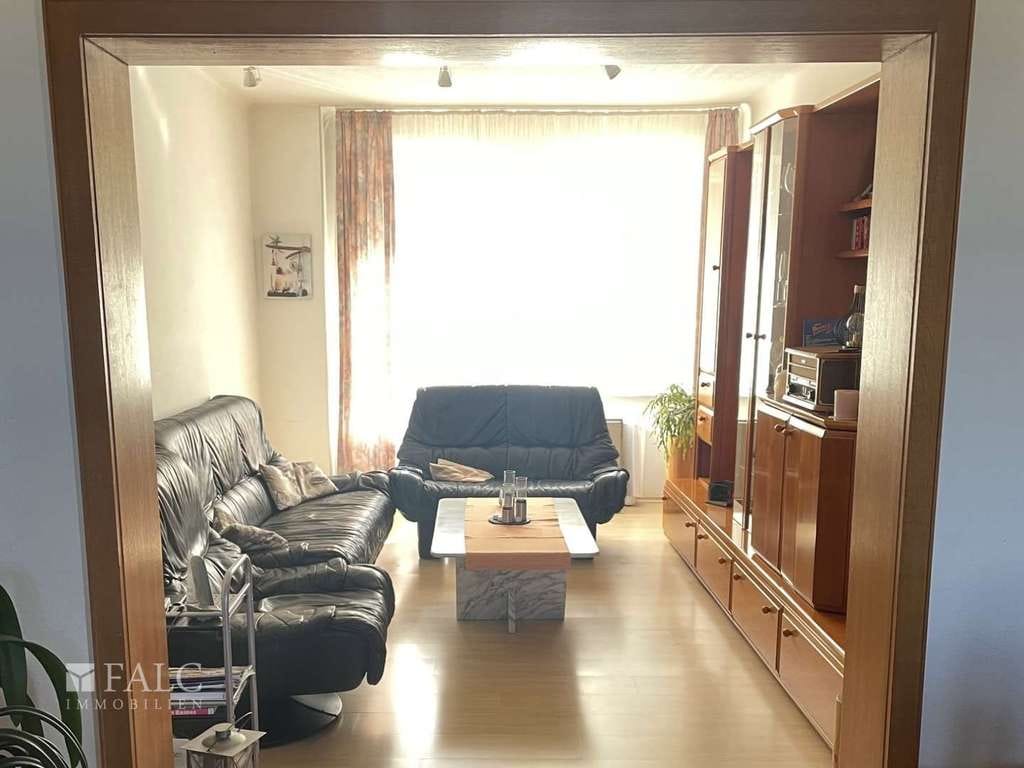 Immobilie in Mandelbachtal - Zweifamilienhaus mit Halle, Werkstatt und Garagen - Bild 3