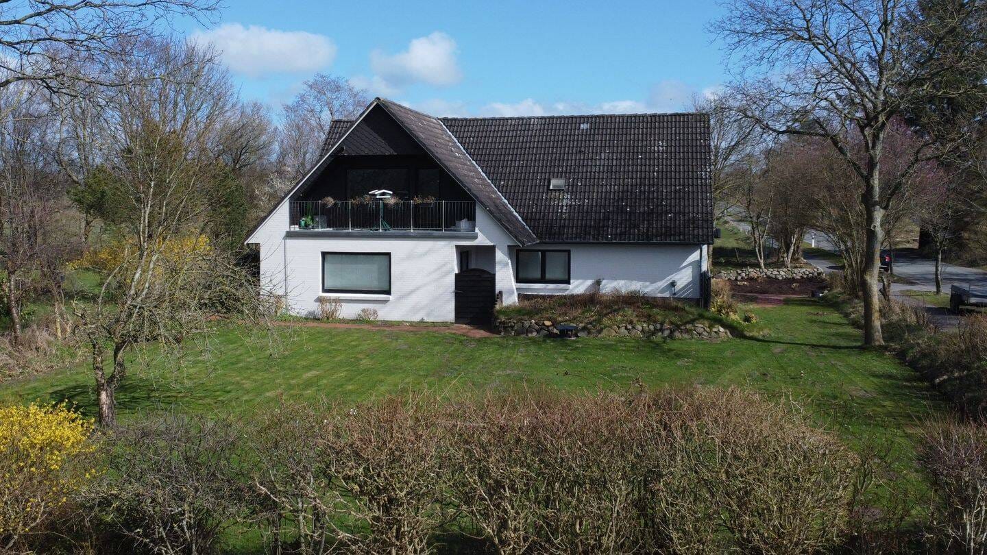 Immobilie in Wobbenbüll - Großes, gepflegtes Zweifamilienhaus + ELW.in bevorzugter Nordseelage in Wobbenbüll bei Husum - Bild 0