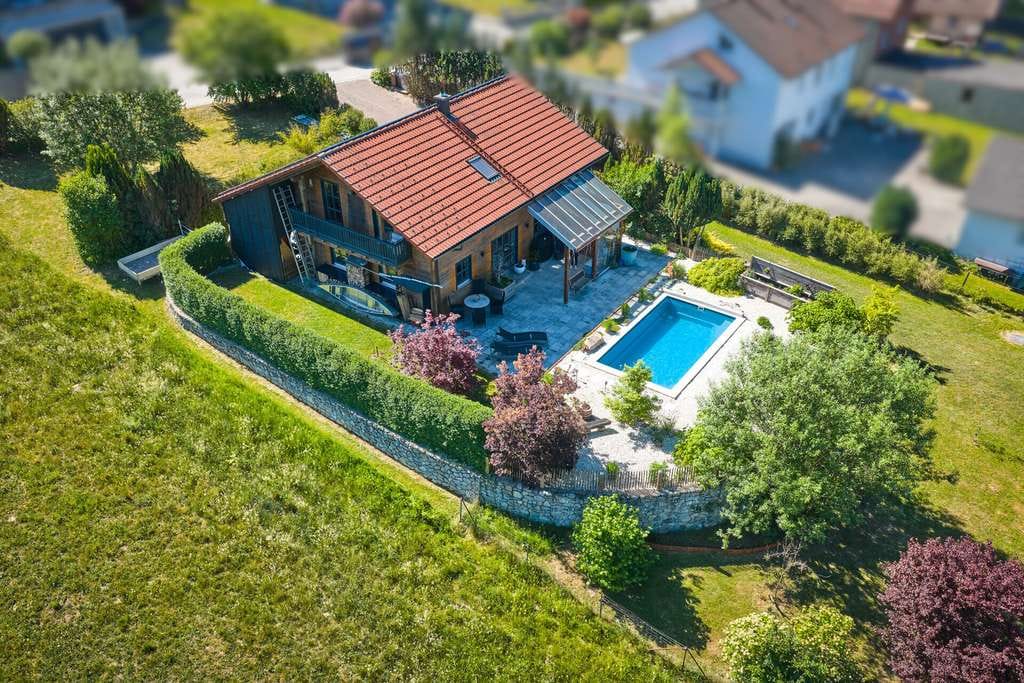 Immobilie in Schöllnach - TOP Gelegenheit: Einfamilienhaus in Holzbauweise auf großzügigem Grundstück in Schöllnach - Bild 1