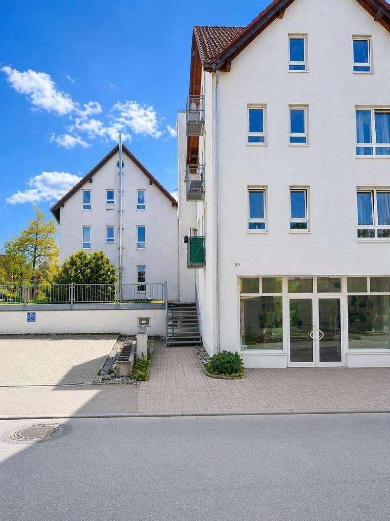 Immobilie in Gaildorf - Wohnen mit Flair: Dachgeschoss-Maisonette mit Holztreppe, Balkon und Ausblick über Gaildorf - Bild 2