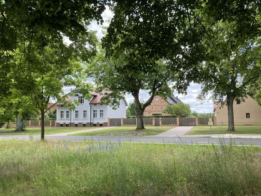 Immobilie in Vielitzsee - Historischer Gutshof mit über 6 HA Land, Nebengebäuden und Scheunen in idyllischer Lage - Bild 2