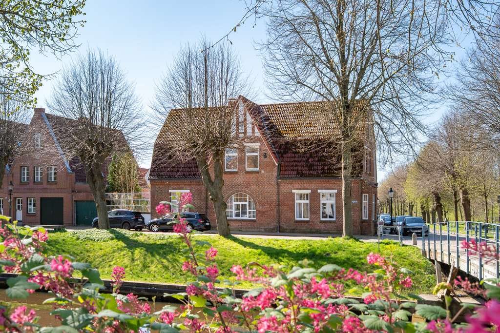 Immobilie in Friedrichstadt - Großzügiges Stadthaus in Wasserlage - bereit für neue Geschichten - Bild 0
