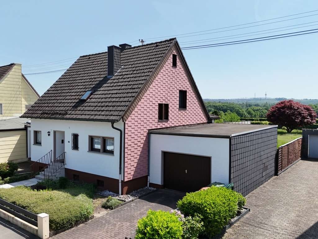 Immobilie in Ransbach-Baumbach - Einfamilienhaus mit Einliegerwohnung/Büro auf schönem Grundstück - Bild 1