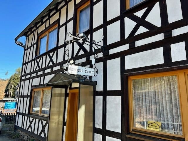 Immobilie in Neuhaus am Rennweg - Haus mit alter Kegelbahn - Bild 0