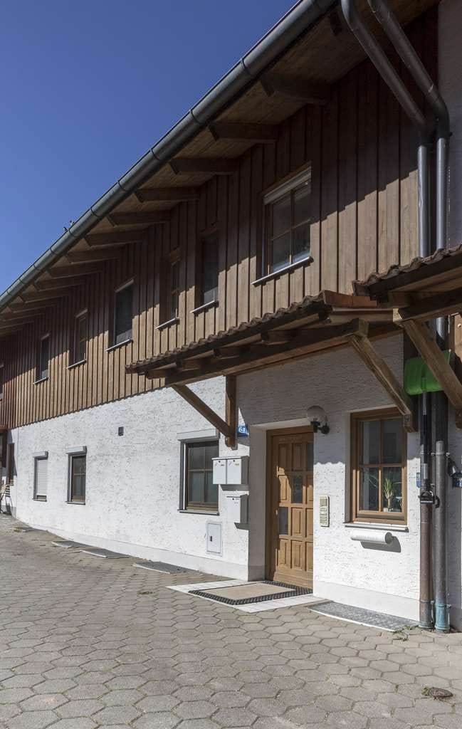 Immobilie in Aying - Grosse Erdgeschosswohnung mit Garten, Stellplätzen und der Möglichkeit einer Gewerbeeinheit! - Bild 1