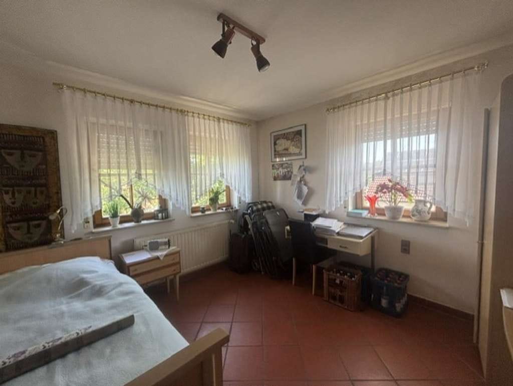 Immobilie in Dörzbach - Lichtdurchflutetes Zweifamilienhaus mit großem Garten, Carport und ausgebautem Keller  ruhige Lage - Bild 4