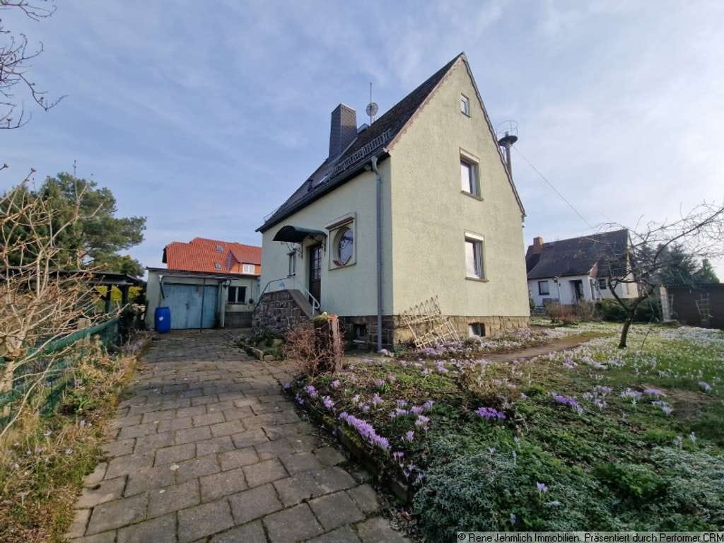Immobilie in Callenberg - Freistehendes Haus mit 753 m² Grundstück, Brunnen, Garagen und viel Raum für neue Wohnträume - Bild 0