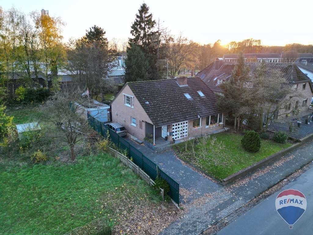 Immobilie in Bedburg-Hau - Zweifamilienhaus mit Wintergarten und vielseitigen Nutzungsmöglichkeiten auf tollem Grund ! - Bild 1