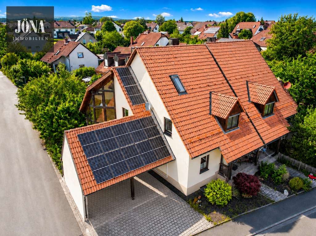 Immobilie in Eckersdorf - Familienglück trifft Zukunftsenergie – Doppelhaushälfte mit PV-Anlage, Wintergarten und Studioausbau - Bild 1