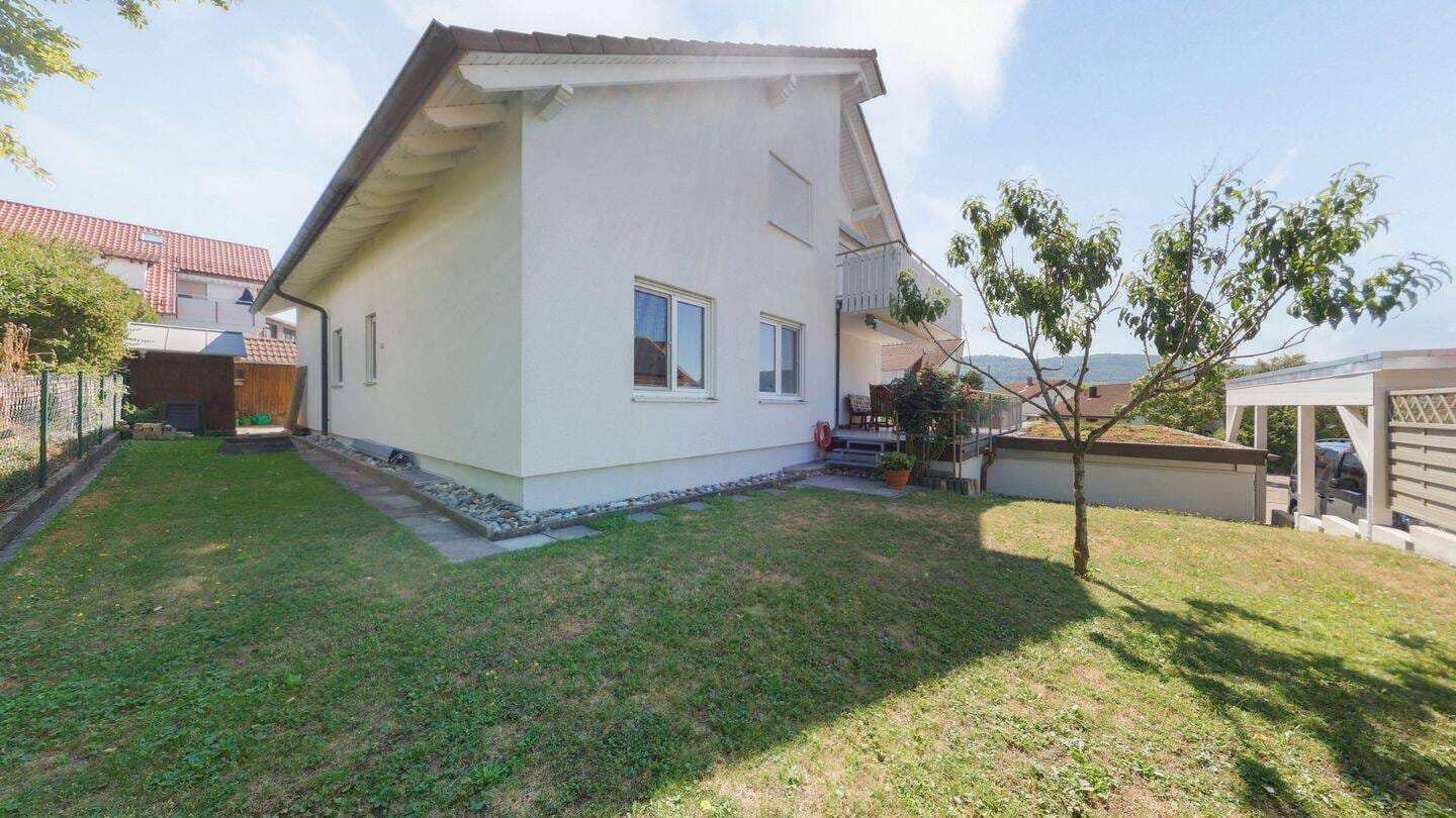 Immobilie in Böbingen an der Rems - Phänomenales Zweifamilienhaus in Böbingen mit Ausblick, viel Platz, wunderschönen Gärten, 3 Garagen und ELW - Bild 3