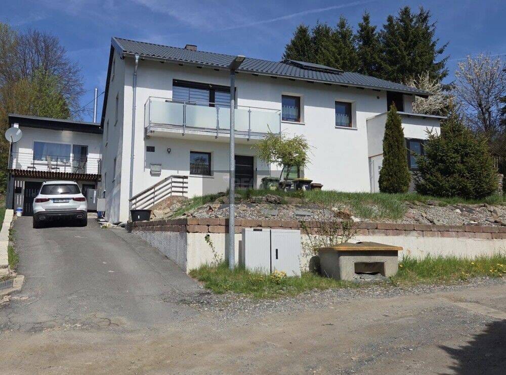 Immobilie in Tröstau - Modernisiertes Einfamilienhaus mit Wärmepumpe, PV, Garage, Stellplätze und  Einliegerwohnung - Bild 1
