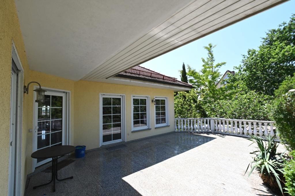 Immobilie in Mölsheim - Anspruchsvolle Architektur in ruhige Lage mit ELW , Solaranlage und zwei innenliegenden Garagen! - Bild 4
