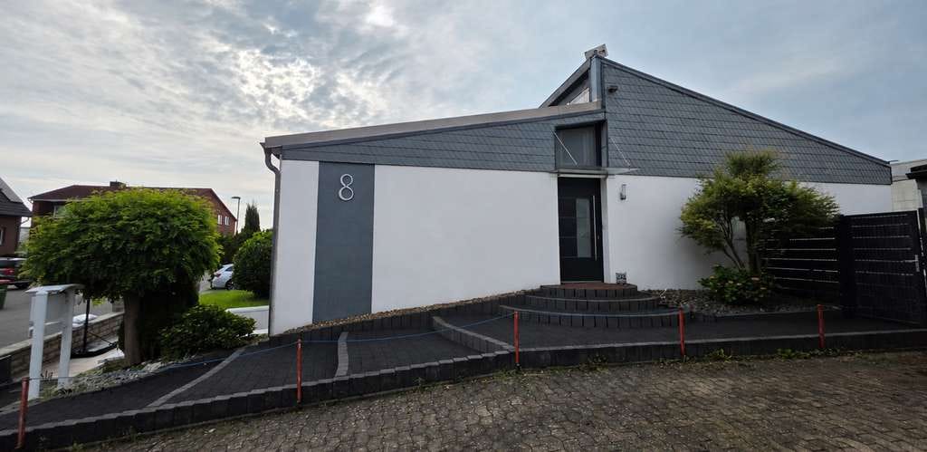 Immobilie in Suthfeld - Lichtdurchflutetes Haus mit großer Terrasse, familienfreundlichem Garten und separatem Wohnbereich - Bild 1