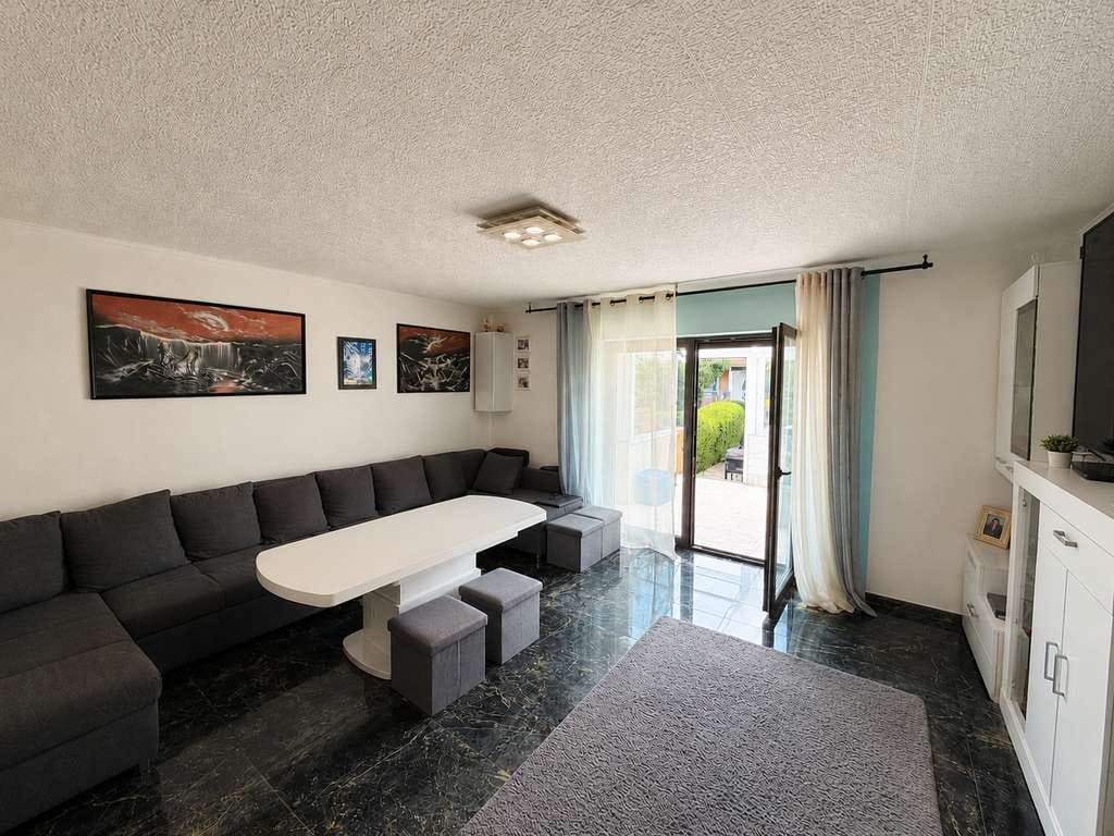 Immobilie in Allersberg - Gepflegtes Reihenmittelhaus mit großzügigem Platzangebot, Wintergarten und familienfreundlicher Raum - Bild 0