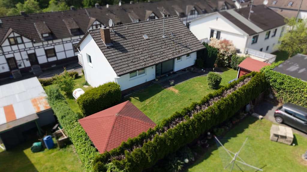 Immobilie in Mittelhof - Gepflegtes Einfamilienhaus mit Garten in guter Lage, zwischen Wissen & Betzdorf! - Bild 0