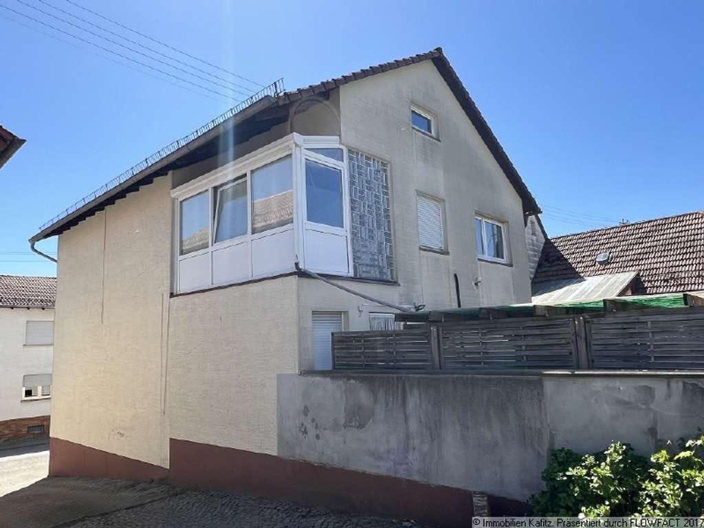 Immobilie in Hermersberg - Freistehendes Zweifamilienhaus mit großer Garage und Garten - Bild 1