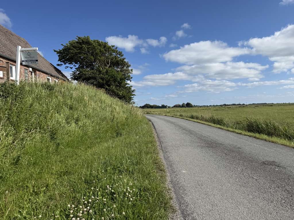 Immobilie in Westerhever - Kapitänsblick über die Marsch – seltene Hofstelle in Alleinlage in Westerhever - Bild 2