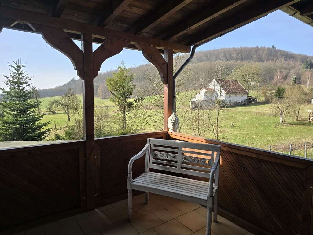 Immobilie in Schieder-Schwalenberg - Großzügiges Zweifamilienhaus in charmanter Lage zwischen Feld und Waldrand in Schieder-Glashütte - Bild 4