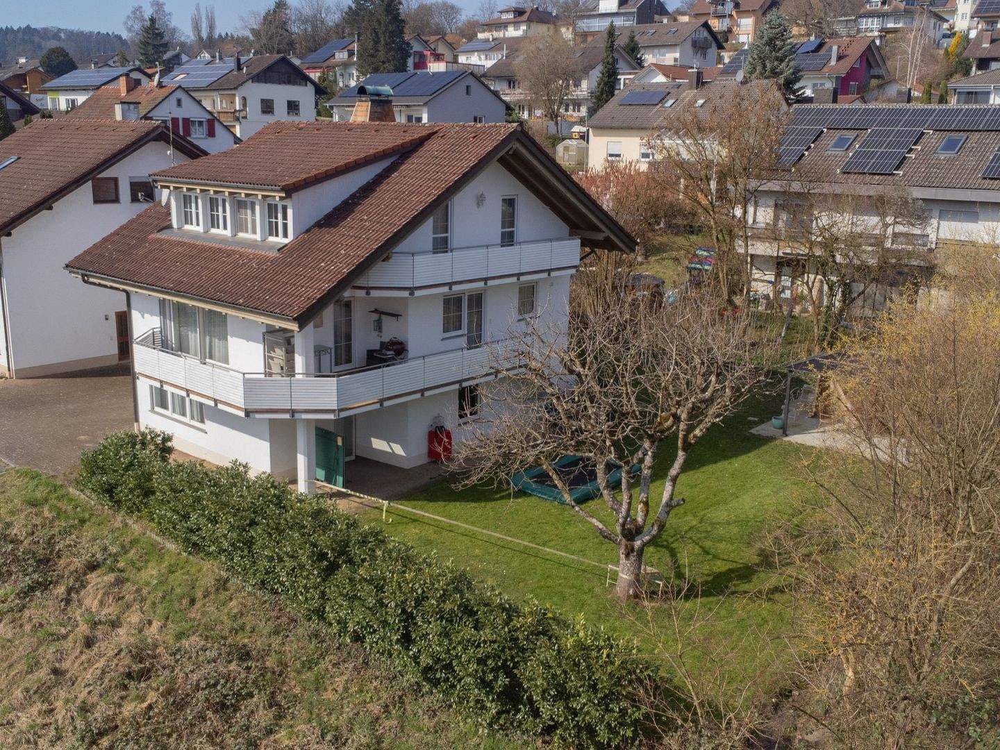 Immobilie in Hohentengen am Hochrhein - Familienidylle mit Einliegerwohnung, Gartenreich und Bachkulisse in ruhiger Sackgassenlage - Bild 2