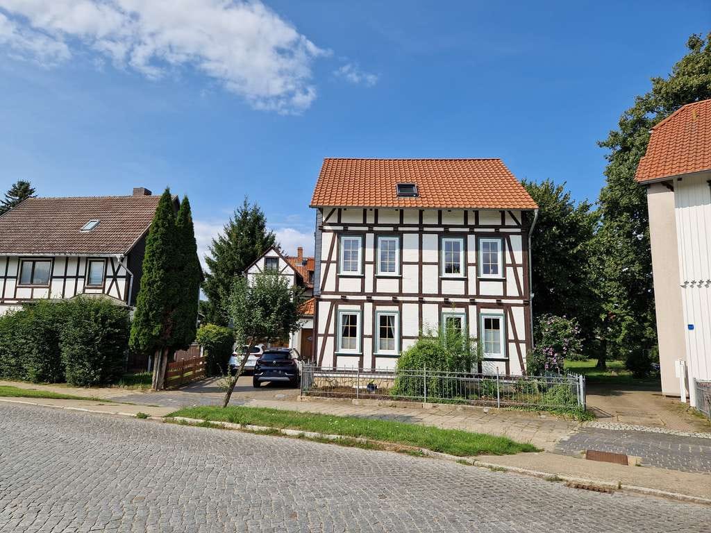 Immobilie in Osterwieck - Geräumiges Fachwerkhaus mit Kamin und Carport in Osterwieck - Bild 2