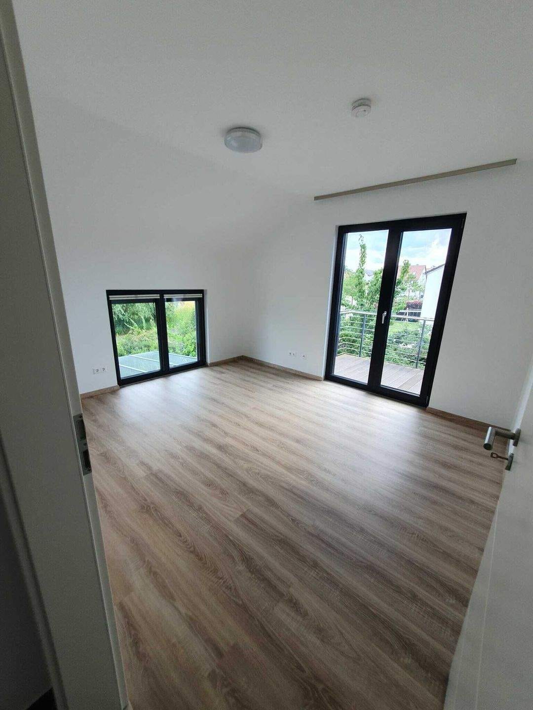 Immobilie in Vierkirchen - Freistehendes Familienhaus Deluxe mit Kamin, Sauna, Garten und Balkon (Erbpacht) - Bild 3