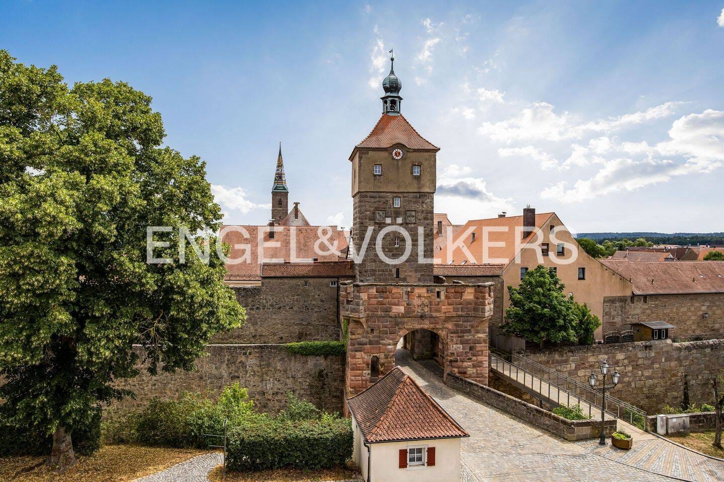 Immobilie in Wolframs-Eschenbach - Modernes Investment im Fränkischen Seenland - Voll möblierte Maisonette-Wohnung mit Ferienvermietungskonzept - Bild 2