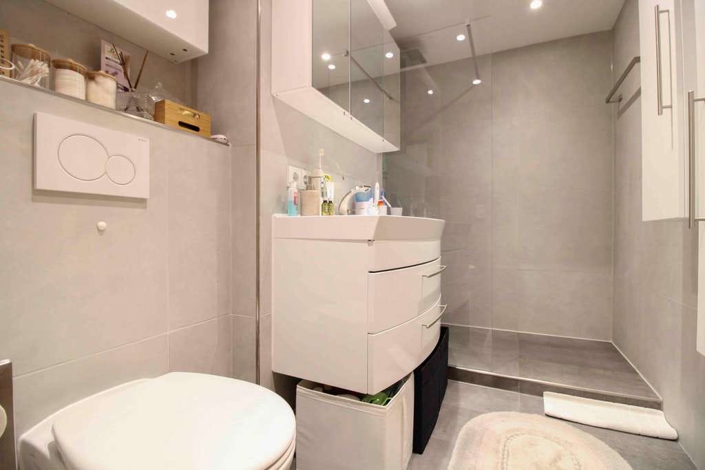 Immobilie in Feldkirchen-Westerham - Zentral & gepflegt: 2-Zimmer-Wohnung mit 2 Balkonen, TG & Aufzug in Feldkirchen-Westerham - Bild 2